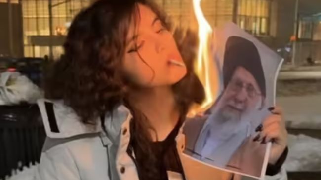 Ženy bez hidžábu si připalují cigarety hořící fotkou ajatolláha. Íránské protesty provází virální fenomén